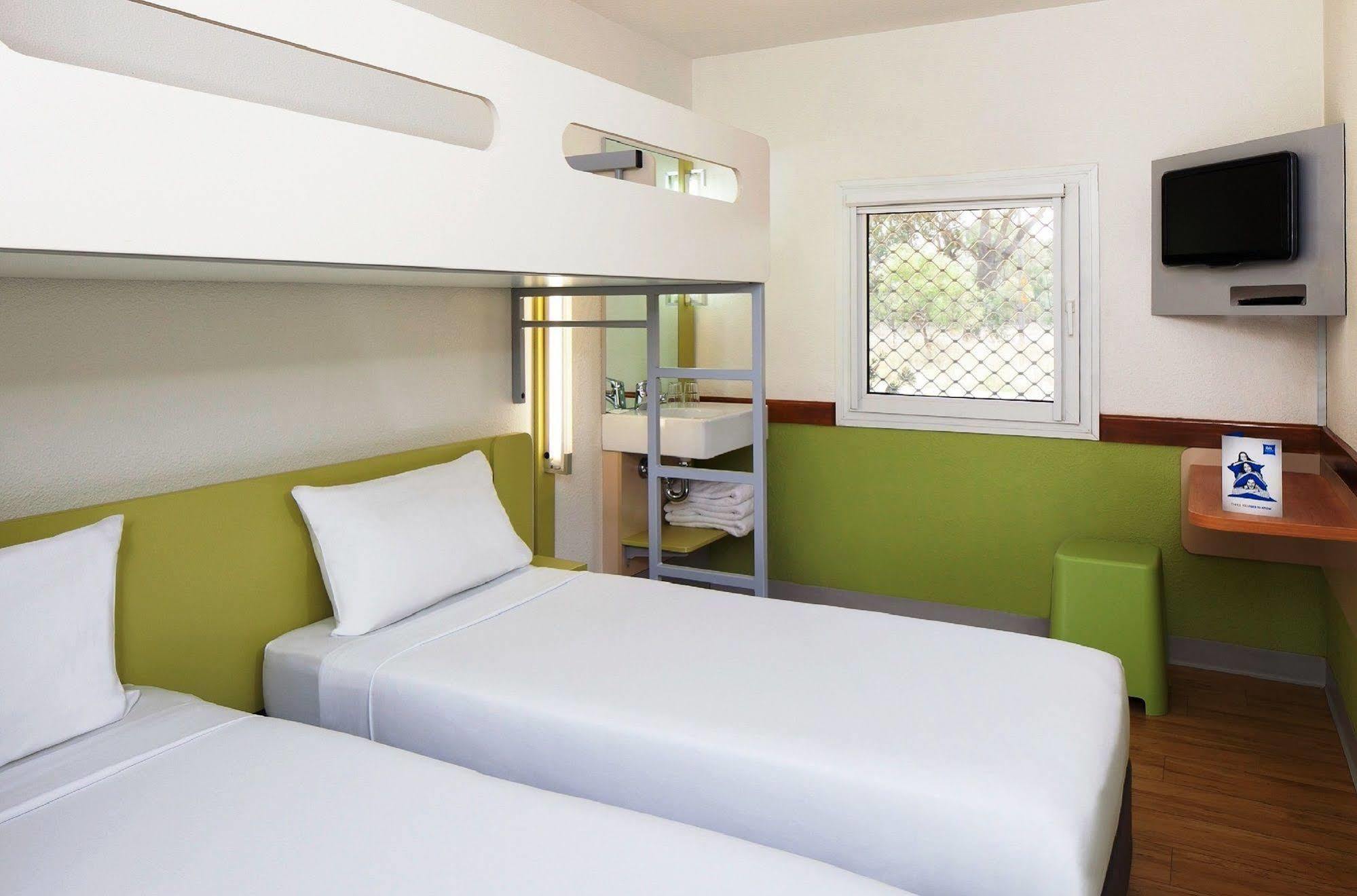 ibis budget Saint-Maurice Buitenkant foto